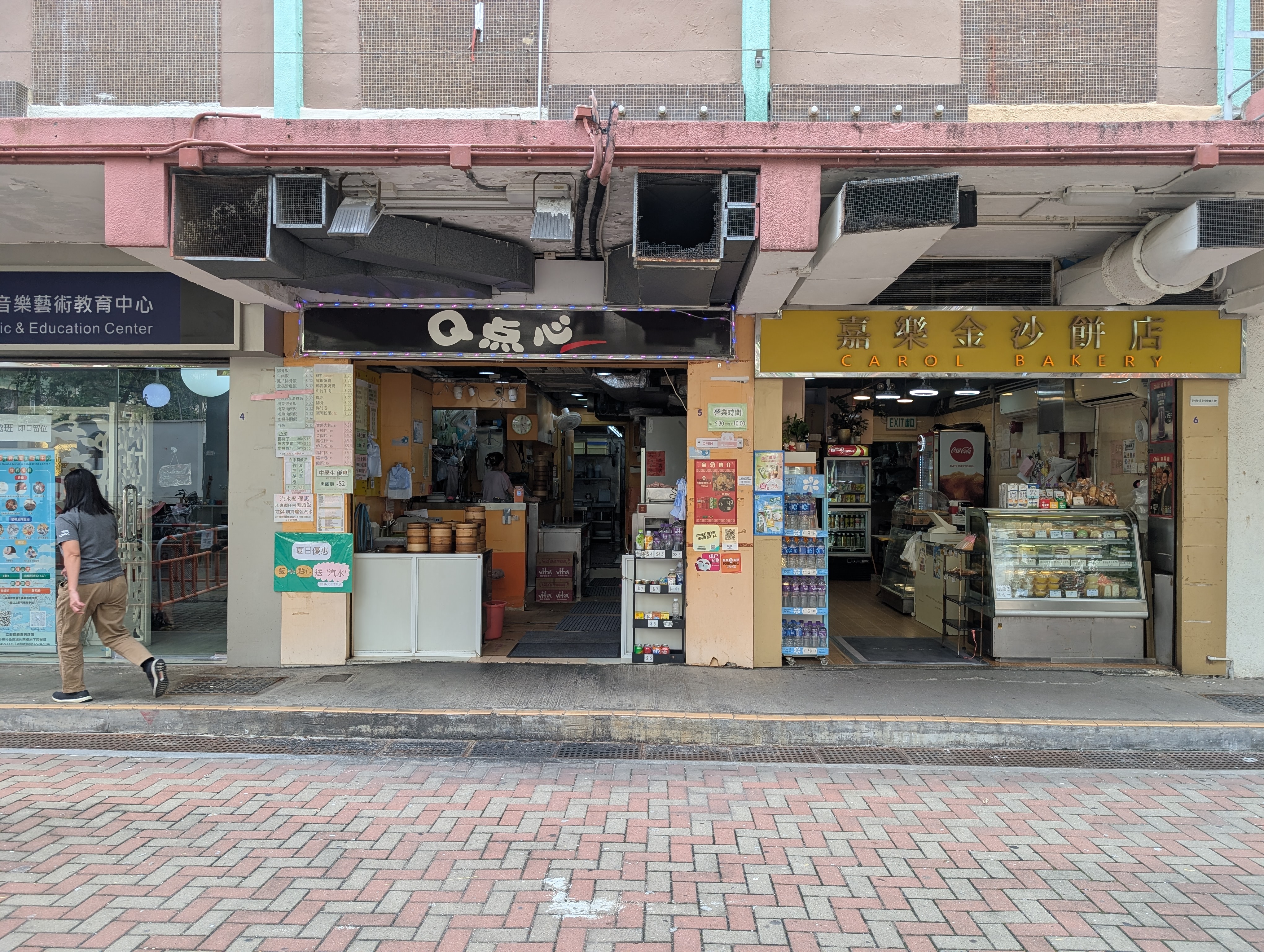 Common shops where the whole floor is easily accessible and viewable